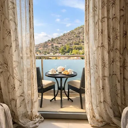 Spacious Duplex In With Sea Views, Terrace & Free Parking Area