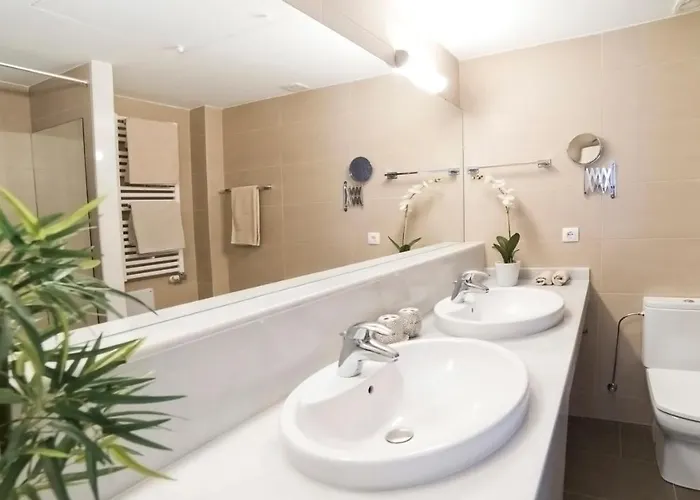 Tranquil Duplex Sitges, Sea Views, Private Parking, Terrace *