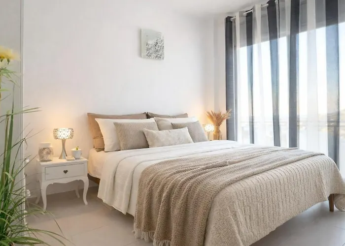 Tranquil Duplex Sitges, Sea Views, Private Parking, Terrace シッチェス