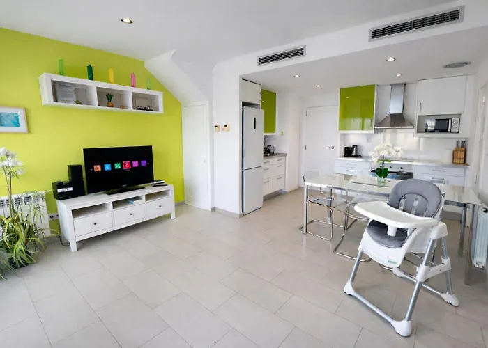 Tranquil Duplex Sitges, Sea Views, Private Parking, Terrace シッチェス